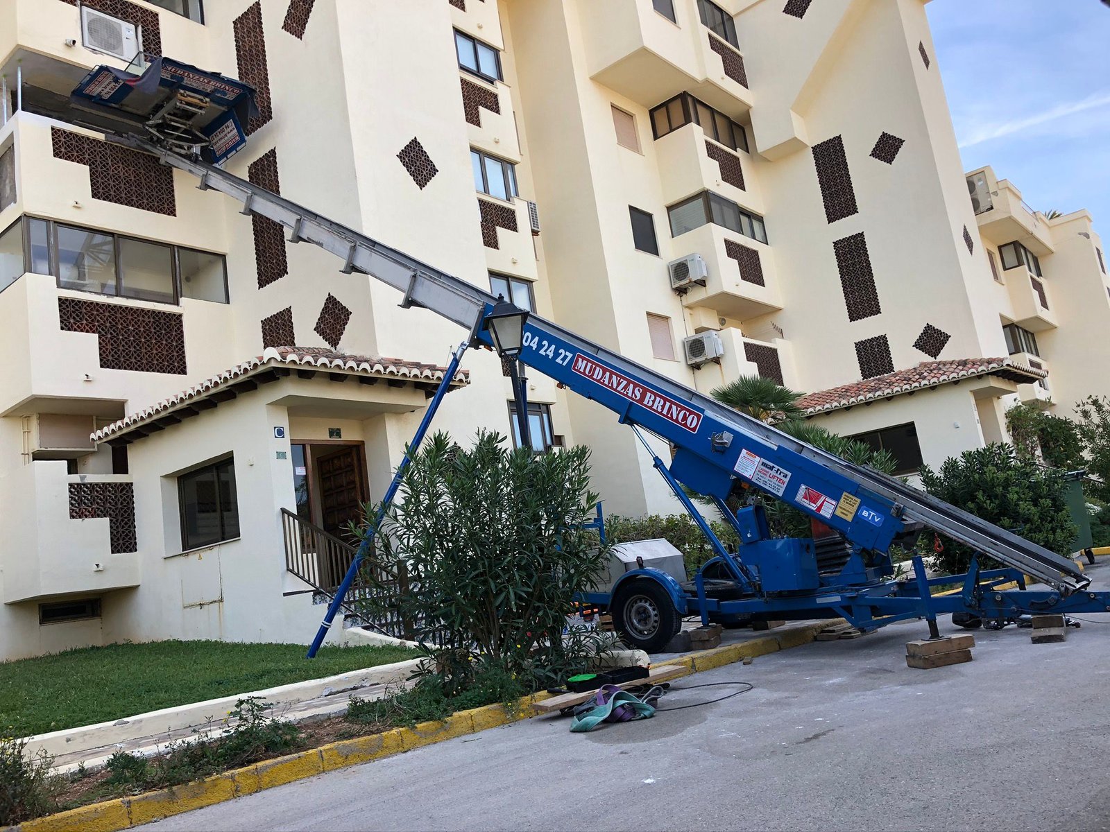 Grua montamuebles Grua montamuebles en funcionamiento
